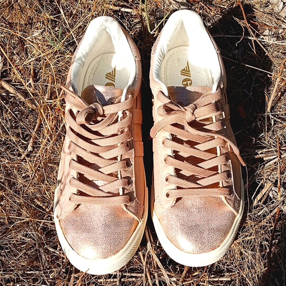 NWT Gola Sneaker